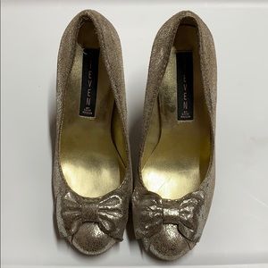 Steve by Steve Madden silver bow pump 6 new